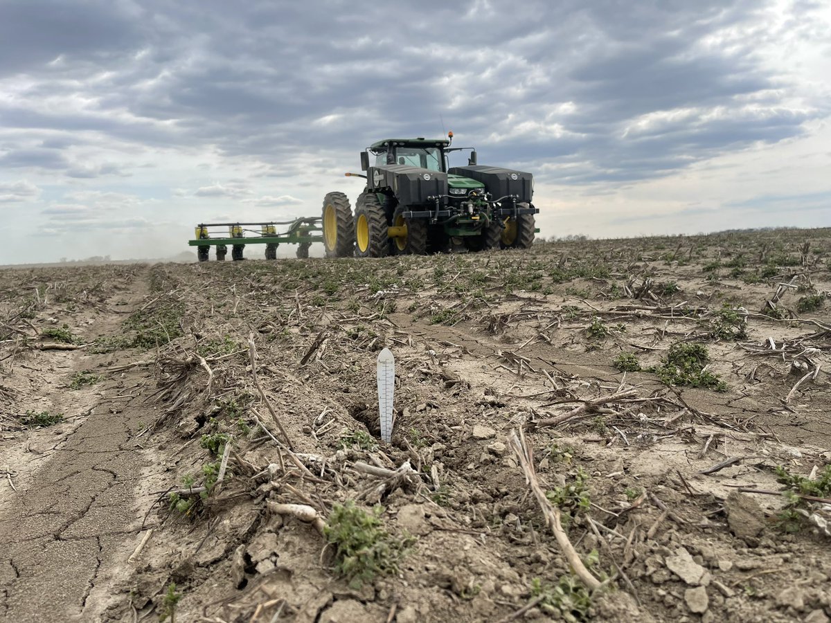 marknoland's tweet photo. Corn going in the ground! #plant22 #360yield #johndeere #Vapply https://t.co/p12ZXKn6Db