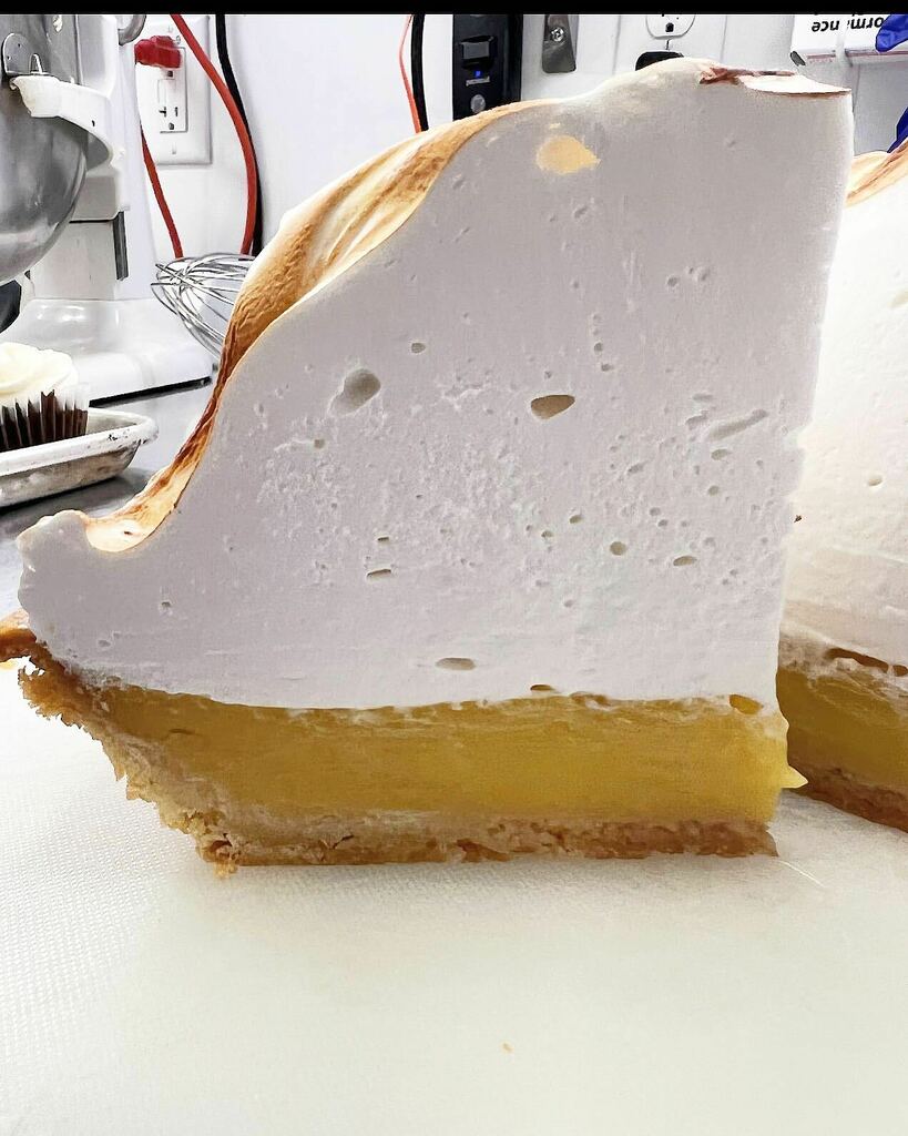 jbchang's tweet image. When your lemon meringue pie is baked PERFECTLY!! 🙌🙌It slices like buttah!🧈🍋🥰🥧#flourbakery #hotknife #perfectlybaked #lemonmeringuepie #milehigh #wowow #gorgeous @tdrisc 🙏 instagr.am/p/Cb8Wz3FOVbN/