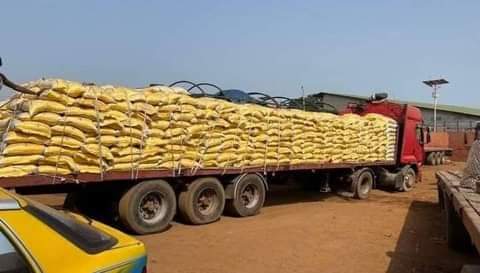 RedsFrance's tweet photo. Le beau geste du jour 🙏

Après avoir fait don de 30 tonnes de riz l'an dernier, Naby Keita a répliqué cette année, en offrant près de 50 tonnes de riz aux Guinéens en plein Ramadan ! 👏 [@benilamine1] #LFC https://t.co/KzpSlmAXdm