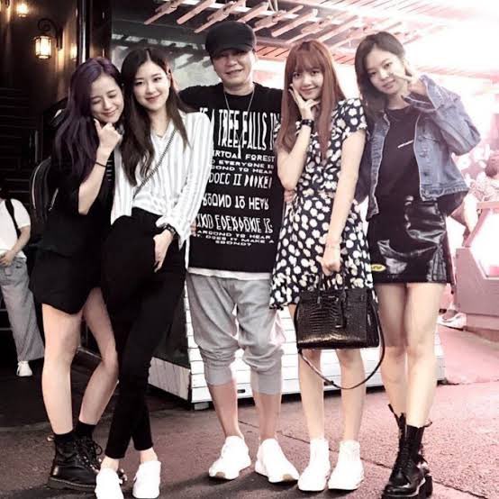 PapaaYG's tweet photo. Missing my beautiful princesses hours 💕
Hoping life treat you well @BLACKPINK_NlNl @BLACKPINK_JlSO @BLACKPINK_LILl @BLACKPINK_R0SES  and seeing your comeback very soon! Just like your BIGBANG sunbae who just had their great comeback❤️‍🔥 https://t.co/WNl9XJ1OMi