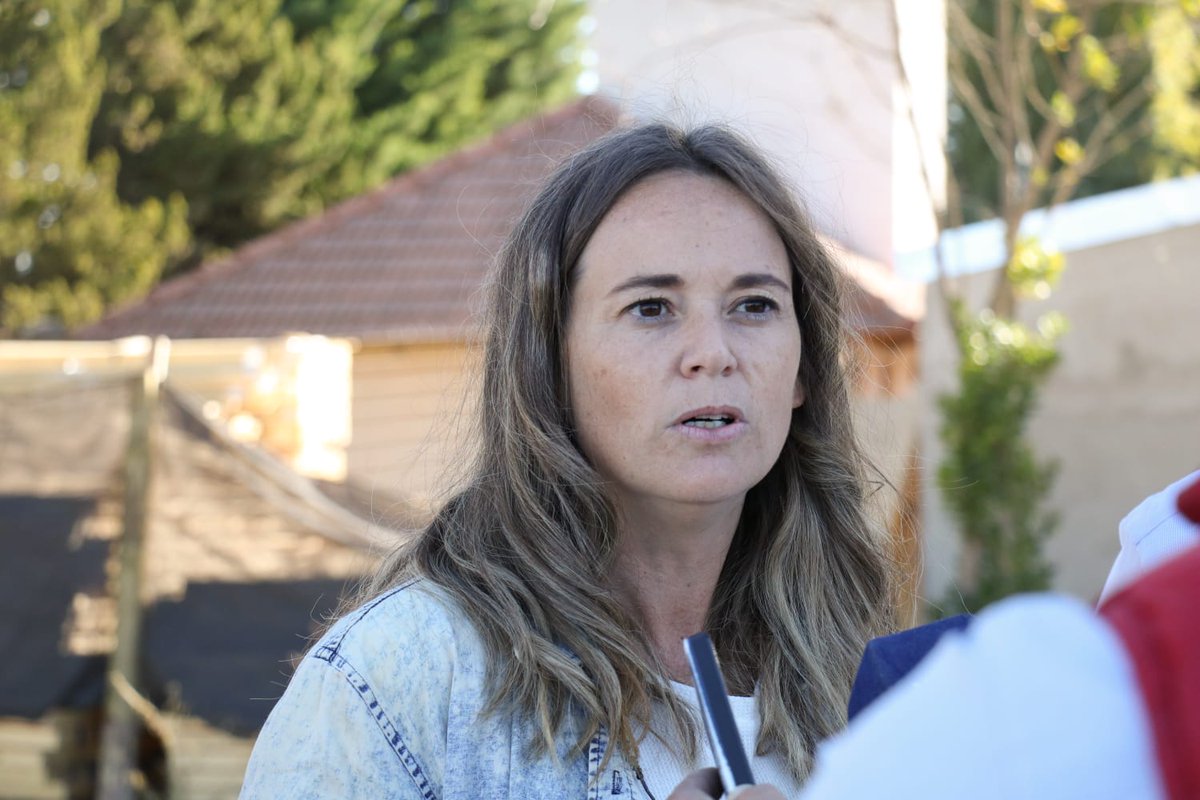 mageferranqn's tweet photo. Esta tarde, junto al gobernador @OmarGutierrezOk y #PatriciaMaistegui de la @Subsemujeresnqn recorrimos los avances de la Casa Integral de las Mujeres "Mayka e Ivana Rosales" en Plottier.
Con el sistema constructivo de #Corfone en meses estaremos inaugurando la primera etapa. https://t.co/Z6fXsSyEr6