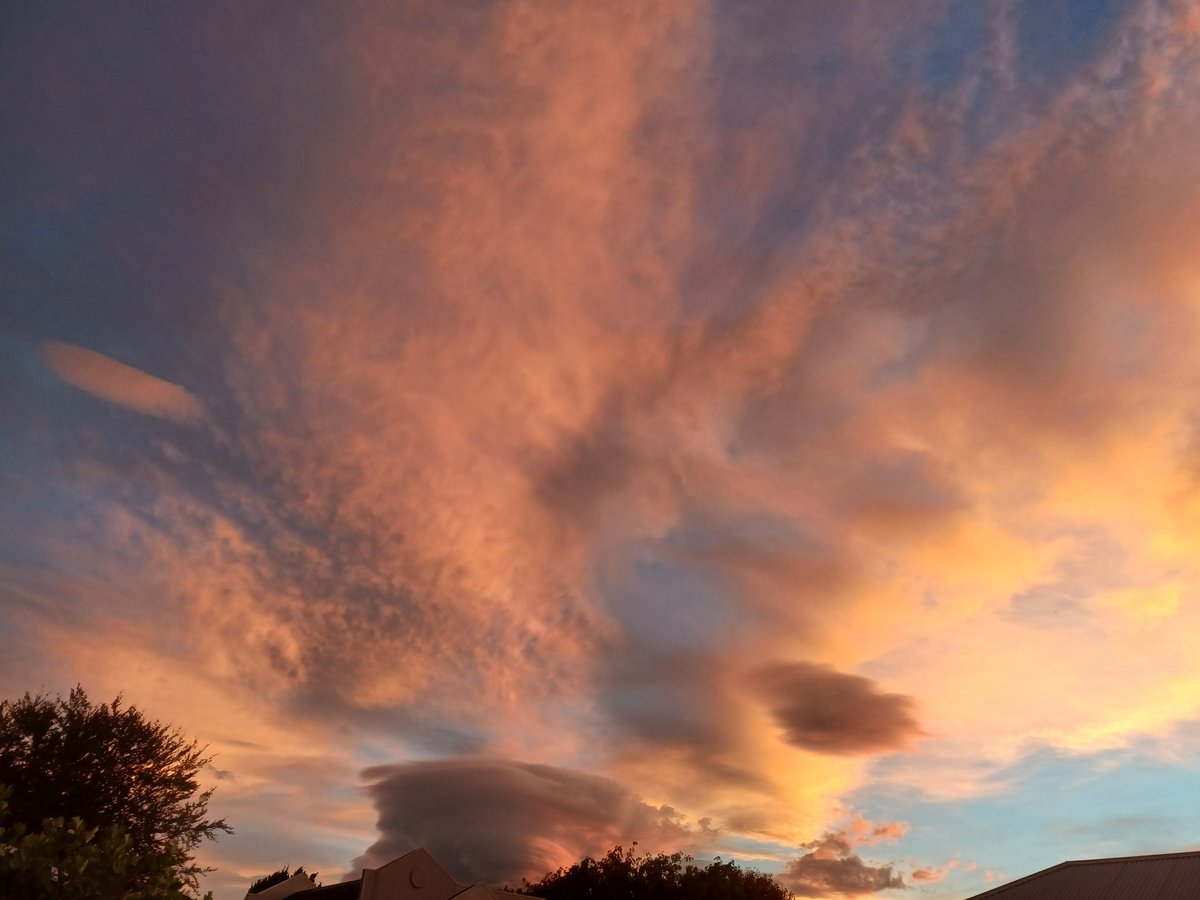 mart_verstappen's tweet photo. @NapierinFrame @WeatherWatchNZ @weatherbom 0630 #Blenheim picture perfect #redinthemorning #shepherds warning? https://t.co/yAOyPCW9ts