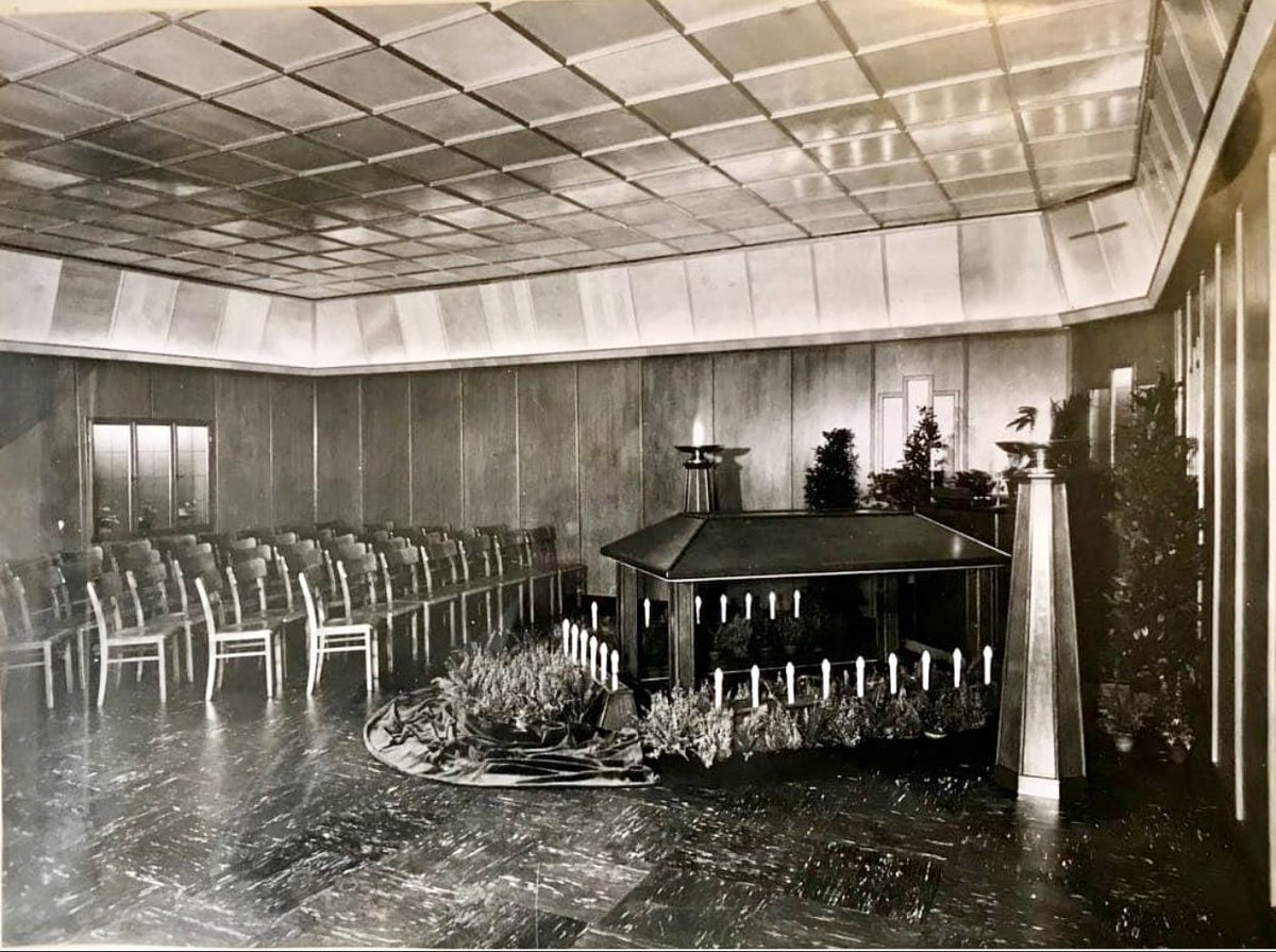 In den 50er Jahren hat mein Opa Fritz Hartmann in Oldenburg eine eigene Andachtshalle gebaut für unsere Trauerfeiern mit Abschiedsräume und Klimaanlage.

#Andachtshalle #Trauerhalle #Beerdigungen #Bestatter #BestatterOldenburg #BestatterRastede #BestatterFriedrichsfehn