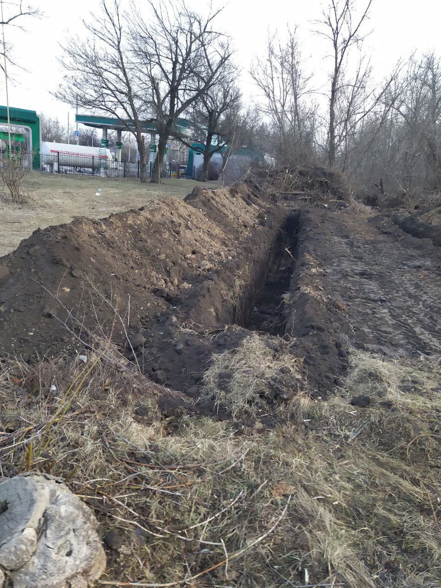 mirkhe's tweet photo. Kramatorskissa 30.3 ukronatsit alkoi kaivaa kuoppia kaikille pihoille. Asukkaat pelästyi että ne on joukkohautoja ja alkoivat peittää niitä. Kramatorsk ei ole Kiovan lähellä mutta kertoo että ukronatseilla oli jo silloin suunnitteilla joukkomurha. https://t.co/p3pIstcH29