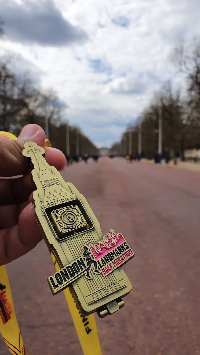 What an amazing experience at #LLHM 2022. Won't forget this experience. Reunited with many running friends and making new ones. Finished in 03:06:57⏱  #thebrainappeal #teambrainappeal #MondayMotivation #medalmonday #bling #runnerlife @NHNNMollyLaneF1 @BrainAppeal @UCLHCharity