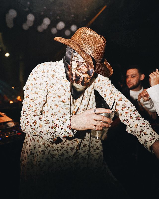 benitonewsmx's tweet photo. Más fotografías de Bad Bunny anoche en el after party de EUTDM. 📸 https://t.co/C7bHLNzEGF