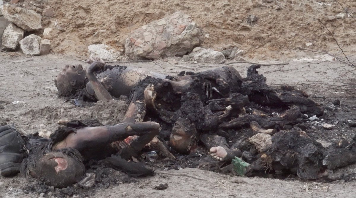 guardatelo bene il corpo al centro. è un bambino.
Bucha, oggi.