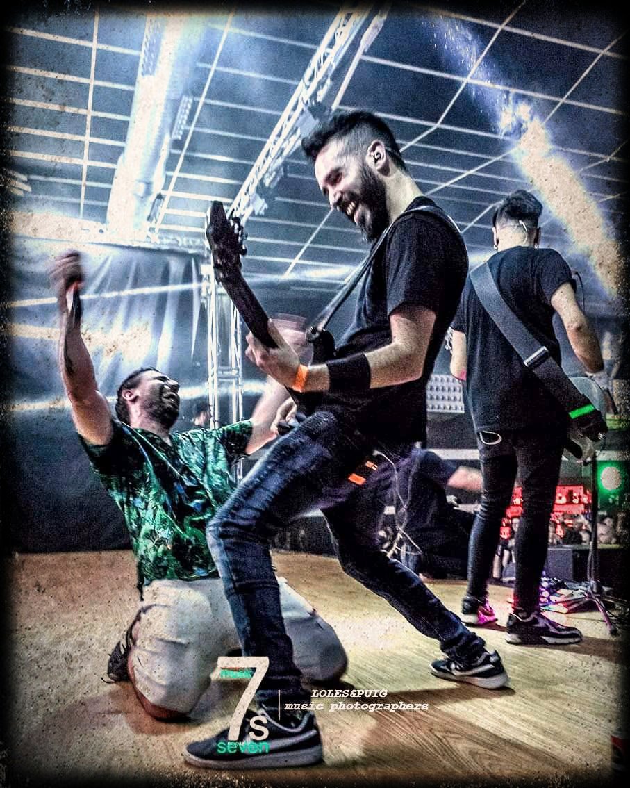 <a href="/SalaTheOne/">Sala The One</a> en #Alicante #Sanvicentedelraspeig recibieron en doble concierto a <a href="/AlkayataOficial/">Alkayata</a> y <a href="/SonsofAguirre/">Sons of Aguirre</a> #SonsOfAguirreScilia #rock #punk #palabra #verso
Crónica y fotos:
bit.ly/22325AlkayataS…