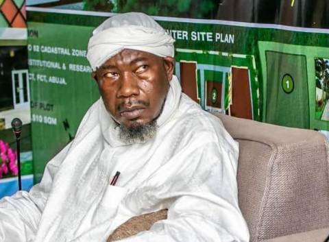SaharaReporters's tweet photo. BREAKING: Abuja Imam, Sheikh Khalid Sacked, Banned From Mosque For Criticising Buhari Over Killings | Sahara Reporters https://t.co/9z8HXdi2Ol https://t.co/oXQ4OAVy5o