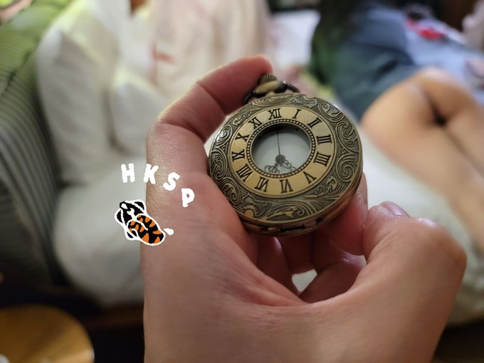時間就像愛情，你會愛他，亦會恨他 今晚1925嘅你地，又會諗起哪一個他/她？  #hksp #hksecretparty #時間 #vintage #復古之夜 https://t.co/LUsZhiZ<a href="/tag/hksp"class="tags">#hksp</a><a href="/tag/vintage"class="tags"><span>#vintage</span></a><a href="/tag/%E6%99%82%E9%96%93"class="tags"><span>#時間</span></a><a href="/tag/hksecretparty"class="tags"><span>#hksecretparty</span></a><a href="/tag/%E5%BE%A9%E5%8F%A4%E4%B9%8B%E5%A4%9C"class="tags"><span>#復古之夜</span></a>