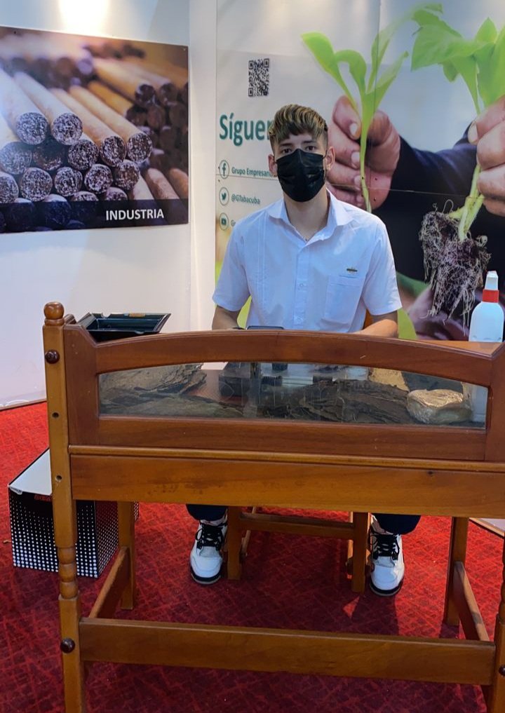 👉Etián Gil, joven y destacado torcedor de 23 años, de la Empresa de Tabaco Torcido Carlos Baliño, también representa a #Tabacuba en FIAGROP 2022.
#60UJC
#VamosConTodo