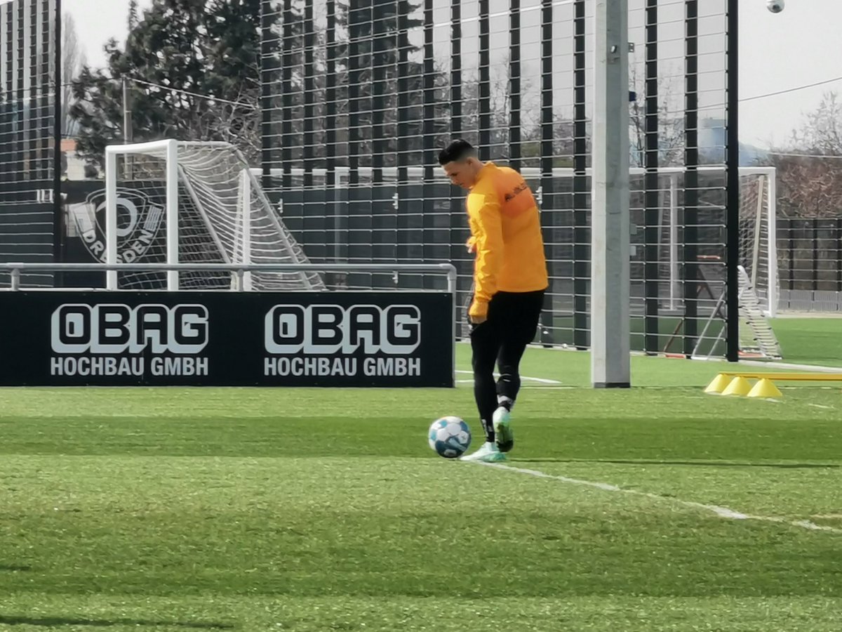 Jeddmas's tweet photo. Wieder eine gute Nachricht aus dem Lazarett: #Vlachodimos wieder im Mannschaftstraining. Auch #Fein, #Weihrauch und #Borrello zurück. #Knipping und #Becker nur Zuschauer, kein Corona. #sgd1953 https://t.co/vDJ66OqkJf