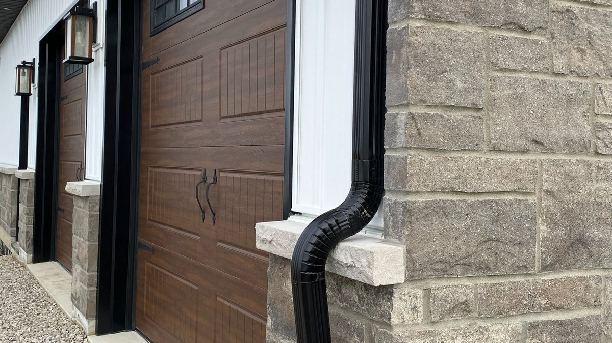 Look at that gorgeous variegated colour in our Muskoka Grey Canterbury Stone.

#SanterraStonecraft #CanterburyStone #MuskokaGrey #curbappeal #newbuild #designinspiration #stunningstonework