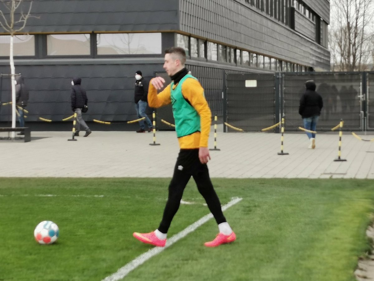 Jeddmas's tweet photo. Wieder eine gute Nachricht aus dem Lazarett: #Vlachodimos wieder im Mannschaftstraining. Auch #Fein, #Weihrauch und #Borrello zurück. #Knipping und #Becker nur Zuschauer, kein Corona. #sgd1953 https://t.co/vDJ66OqkJf