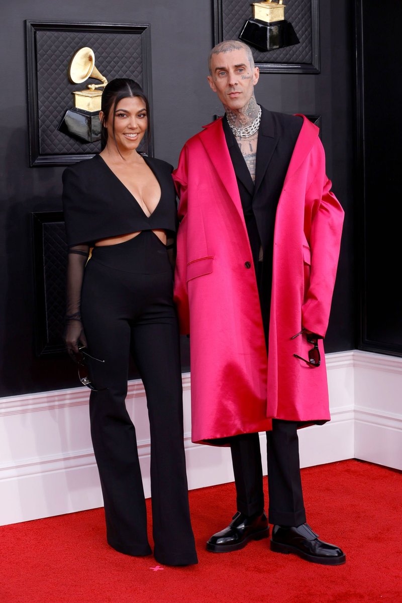 📸| Kourtney Kardashian e Travis Barker no red carpet do Grammy, o evento ocorreu ontem em Las Vegas. (03/04)
