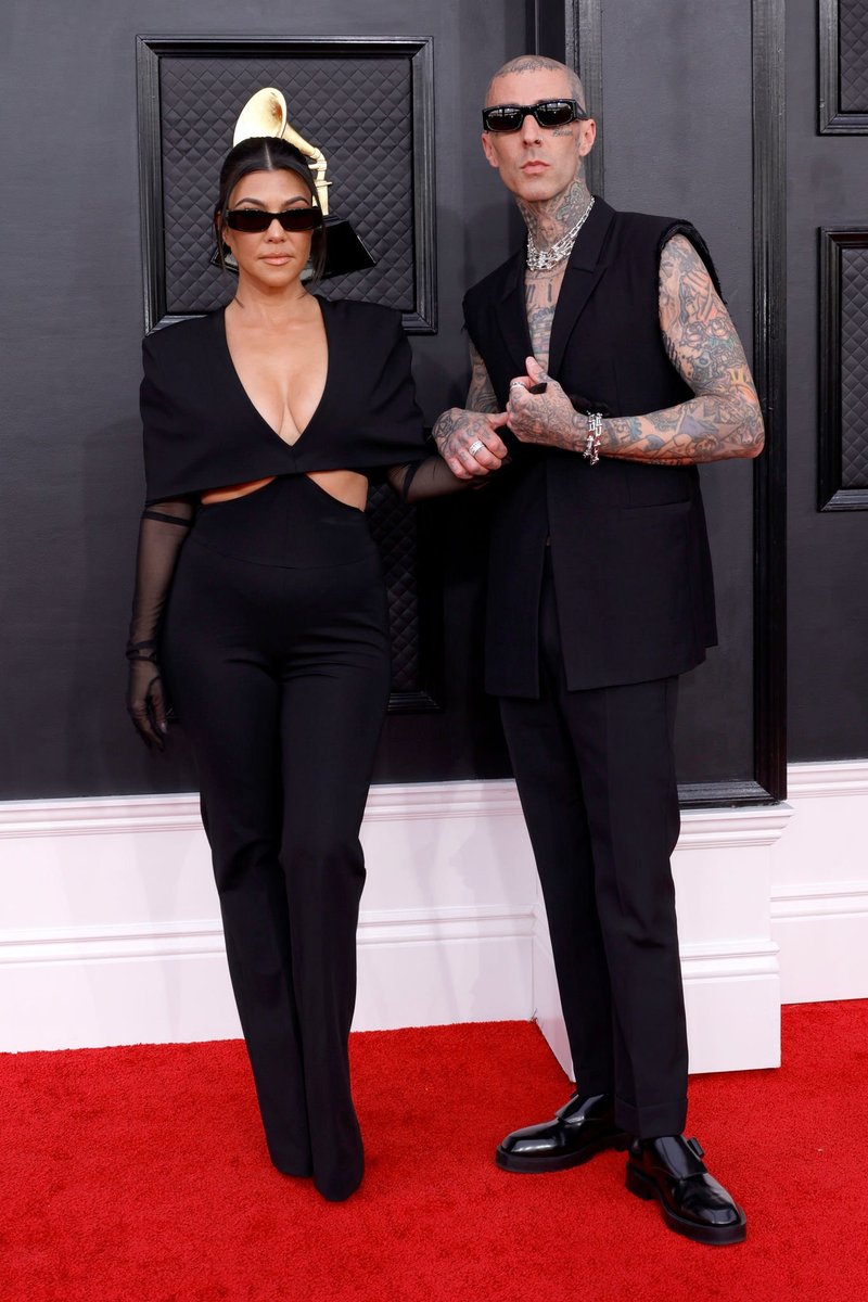 📸| Kourtney Kardashian e seu noivo Travis Barker no red carpet do Grammy, ontem em Las Vegas.