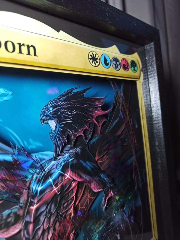ligamagicbr's tweet photo. A gente já postou montagens desse estilo em tamanhos normais dos cards, mas olha esse GIGANTE do Niv-Mizzet!

Com dimensões de 30x40x4cm, esse trabalho incrível foi feito pelo Carlos, da Mega Box Dioramas 3D. 

#diorama #quadro3d #magicthegathering #nivmizzet https://t.co/c2vBZ1aHEM