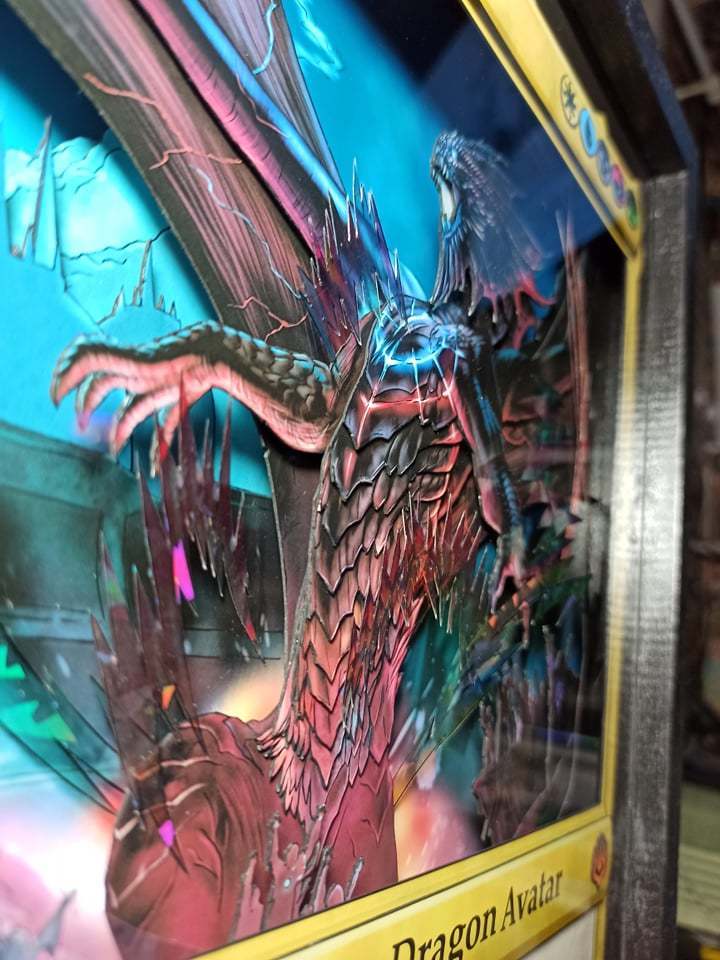 ligamagicbr's tweet photo. A gente já postou montagens desse estilo em tamanhos normais dos cards, mas olha esse GIGANTE do Niv-Mizzet!

Com dimensões de 30x40x4cm, esse trabalho incrível foi feito pelo Carlos, da Mega Box Dioramas 3D. 

#diorama #quadro3d #magicthegathering #nivmizzet https://t.co/c2vBZ1aHEM
