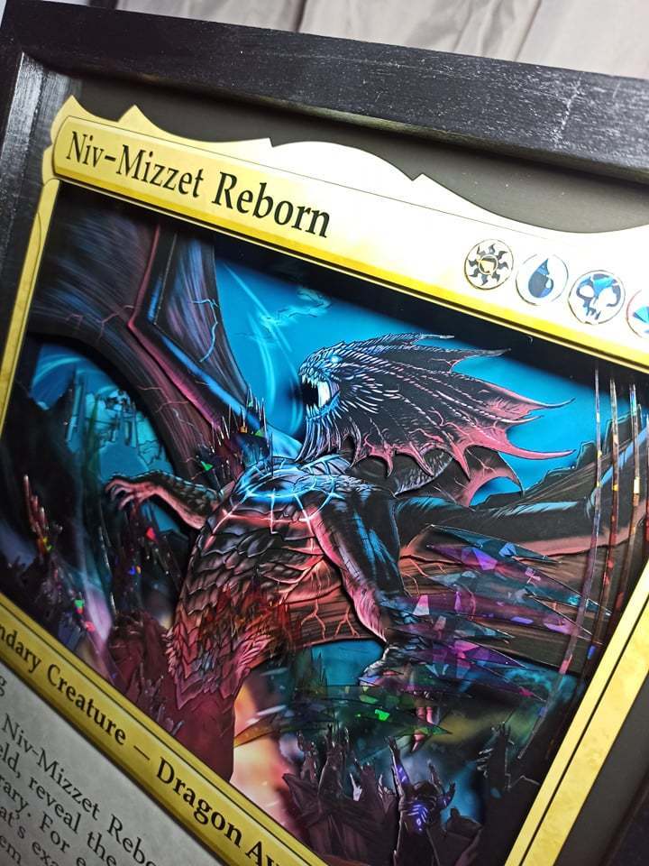 ligamagicbr's tweet photo. A gente já postou montagens desse estilo em tamanhos normais dos cards, mas olha esse GIGANTE do Niv-Mizzet!

Com dimensões de 30x40x4cm, esse trabalho incrível foi feito pelo Carlos, da Mega Box Dioramas 3D. 

#diorama #quadro3d #magicthegathering #nivmizzet https://t.co/c2vBZ1aHEM
