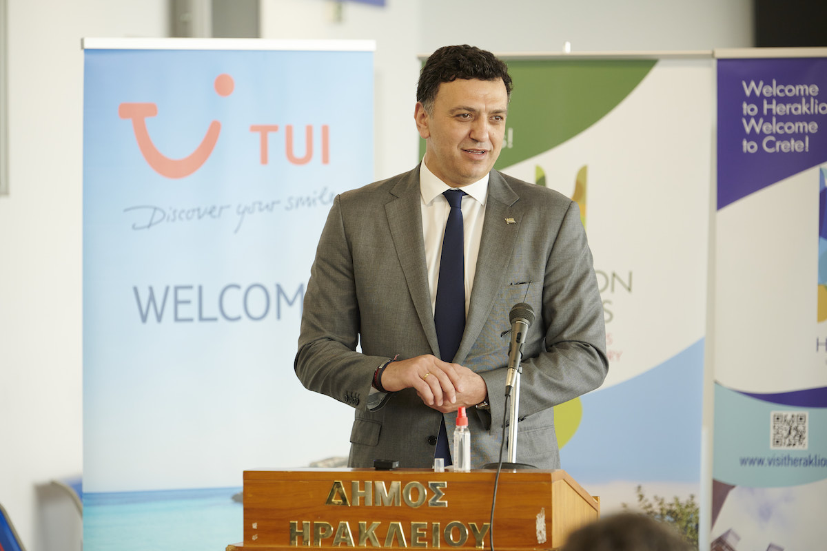 TUIGroup's tweet photo. What a day in #Crete incl. impressive water fountains 🇬🇷✈️: The name of the aircraft is now #Heraklion. The aircraft's godmother is Heraklion-born 32-year-old sprinter Irini Vasiliou. 🏃‍♀️
More than 70 guests, including the Greek Minister of Tourism Vassilis Kikilias were on site. https://t.co/UXe6spQGKi