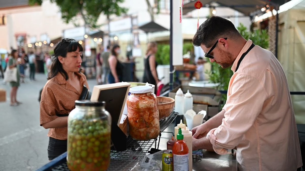 BCN_SantsMont's tweet photo. Torna el #GrecalSec, el festival on les 🎭 propostes culturals del @GrecFestivalBCN es troben amb la 🍴 gastronomia del #Poblesec 📍 a la plaça de Margarida Xirgu.
👉🏽 Els restaurants interessats a participar-hi s'han d'inscriure fins al 10 d'abril.
ℹ️ https://t.co/ITDNfo3SlD https://t.co/Lt21cPgyye