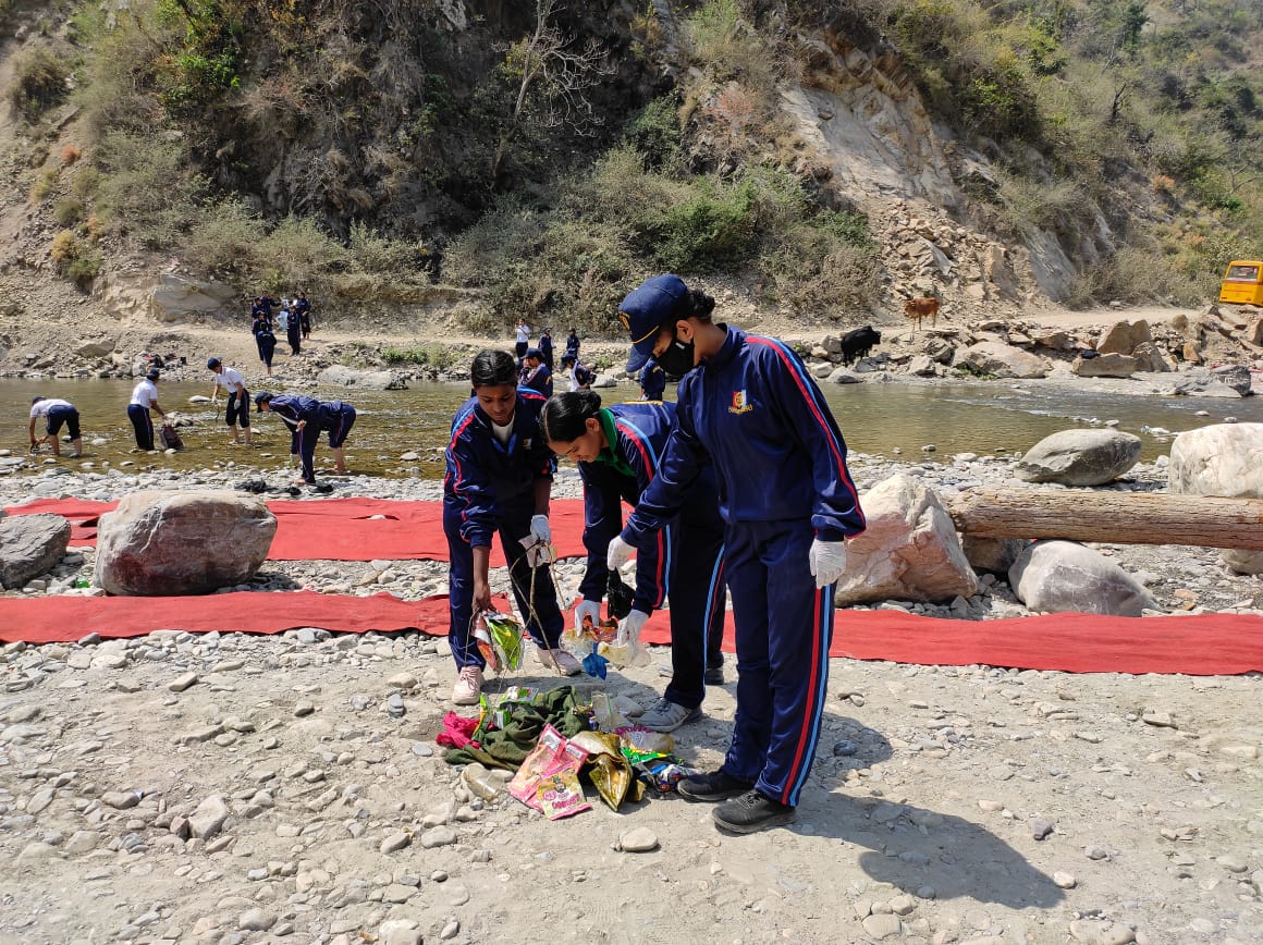 nccsgrru's tweet photo. Cadets cleaned the river on the occasion of National Maritime day 
@HQ_DG_NCC @BhoomiYouth https://t.co/qxY7XarPuS