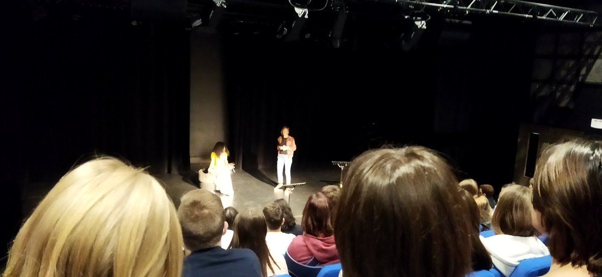 AurelieVirquin's tweet photo. Spectacle Cousu main de Jeanne Diama avec ses 2 comédiennes maliennes sur les femmes au Mali et la question du viol comme arme de guerre."Il y en a pour destresser qui vont boire une bière, à la salle de sport...ici on viole!" https://t.co/kVvF4Dd85r