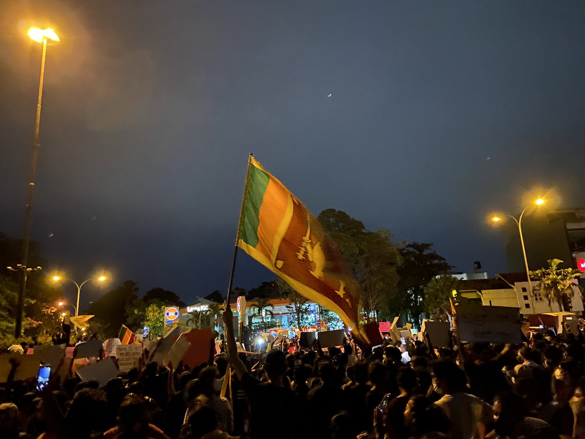 ayanthi_m's tweet photo. #BlackMonday #OccupyColombo  #NelumPokuna 04.04.2022 Standing up in solidarity for a united future! 🇱🇰♥️ #PeoplesProtest #SriLanka #anonymoushelpsrilanka #SriLankaEconomicCrisis #GotaGottaGo https://t.co/AT9alBkahp