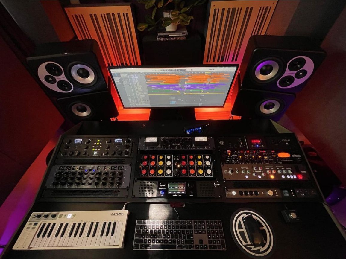 AntelopeAudio's tweet photo. Happy Monday! Let’s get it 🚀
#antelopeaudio #audiointerface #orion32 #monday #musicstudio #sound #music #musicproducer #mixing #audio #motivation #workmoodon https://t.co/fq1AyMltDO