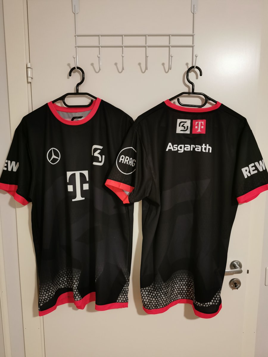 Asgarathpvp's tweet photo. Got my @SKGaming @PiecesGuild shirts today and also took a picture with a big fan! Last cup this week, looking forward to it 😎
#RUNSKG #PiecesTogether 🧩 https://t.co/CgcR3qxmcH