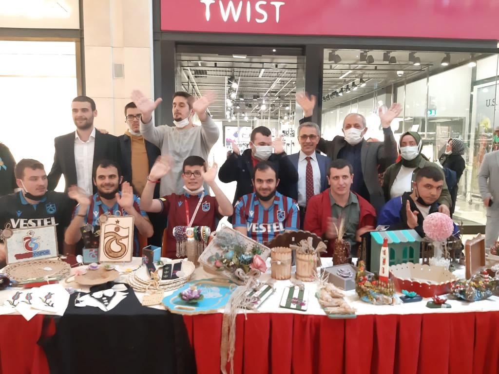 ortahisarhem's tweet photo. Otizm Farkındalık Etkinliklerimiz resim ve el sanatları sergisiyle Forum Avm yaşam ve alışveriş merkezinde devam ediyor.@orhangenc2023 @cemilkarakas3 @hbfettahoglu @sdulger43 @hayatboyuailesi @yilmaznazif @tcmeb https://t.co/aOJ8jD27cl
