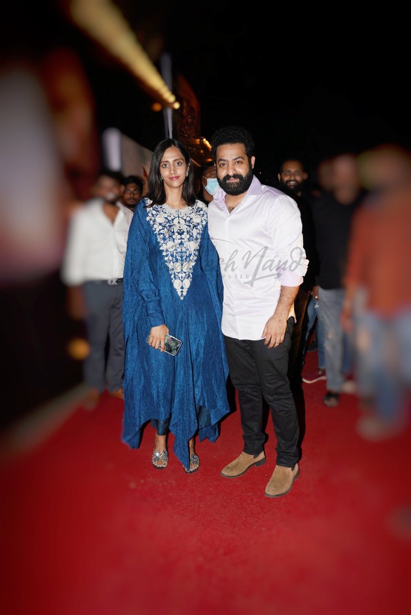 tarakarama999's tweet photo. Beautiful couple β€οΈβ€οΈ @tarak9999 with pranathi_nandamuri all smiles papped at #rrrsuccessparty hosted by #dilraju , sireesh hanshithareddy @SVC_official in Hyderabad
ANNAYA VADHINA π
#JrNTR #jrntrfans #rrrsucessbash #RRR https://t.co/4HGyz7epFg