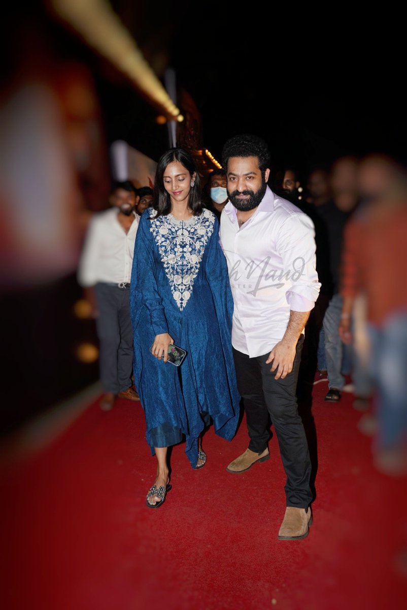 tarakarama999's tweet photo. Beautiful couple β€οΈβ€οΈ @tarak9999 with pranathi_nandamuri all smiles papped at #rrrsuccessparty hosted by #dilraju , sireesh hanshithareddy @SVC_official in Hyderabad
ANNAYA VADHINA π
#JrNTR #jrntrfans #rrrsucessbash #RRR https://t.co/4HGyz7epFg