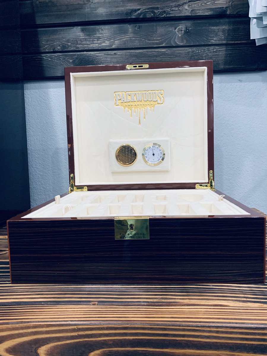 SallisawNH's tweet photo. Come in &amp; ask about your chance to win this Packwoods Boss Box!

@Packwoods_LA 

"Medicate the Natural Way"

If you ever miss 4:20, just wait til 4:22 because 4:22 is 4:20 TOO!💨

@TenKillerNH 
@RolandNaturalH https://t.co/e1mOd7NSAV