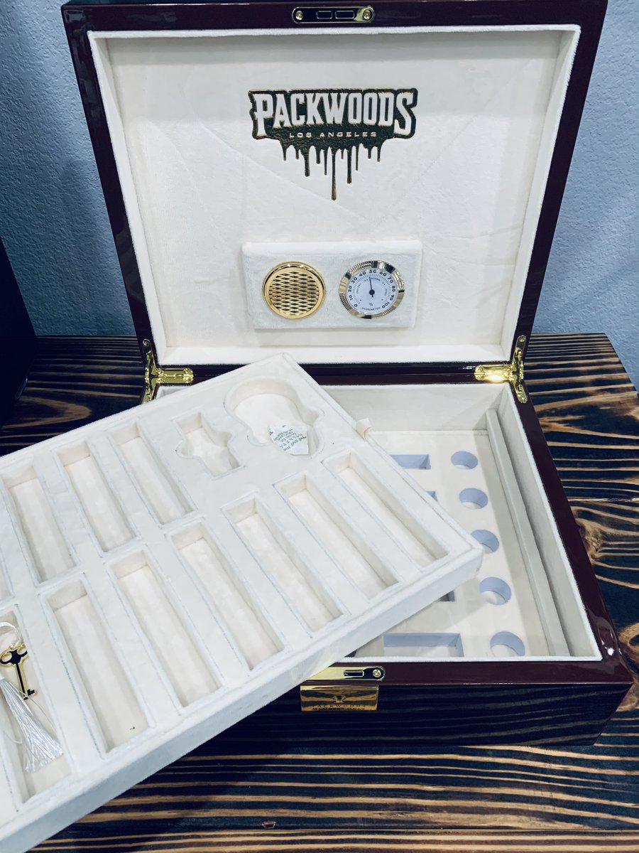 SallisawNH's tweet photo. Come in &amp; ask about your chance to win this Packwoods Boss Box!

@Packwoods_LA 

"Medicate the Natural Way"

If you ever miss 4:20, just wait til 4:22 because 4:22 is 4:20 TOO!💨

@TenKillerNH 
@RolandNaturalH https://t.co/e1mOd7NSAV