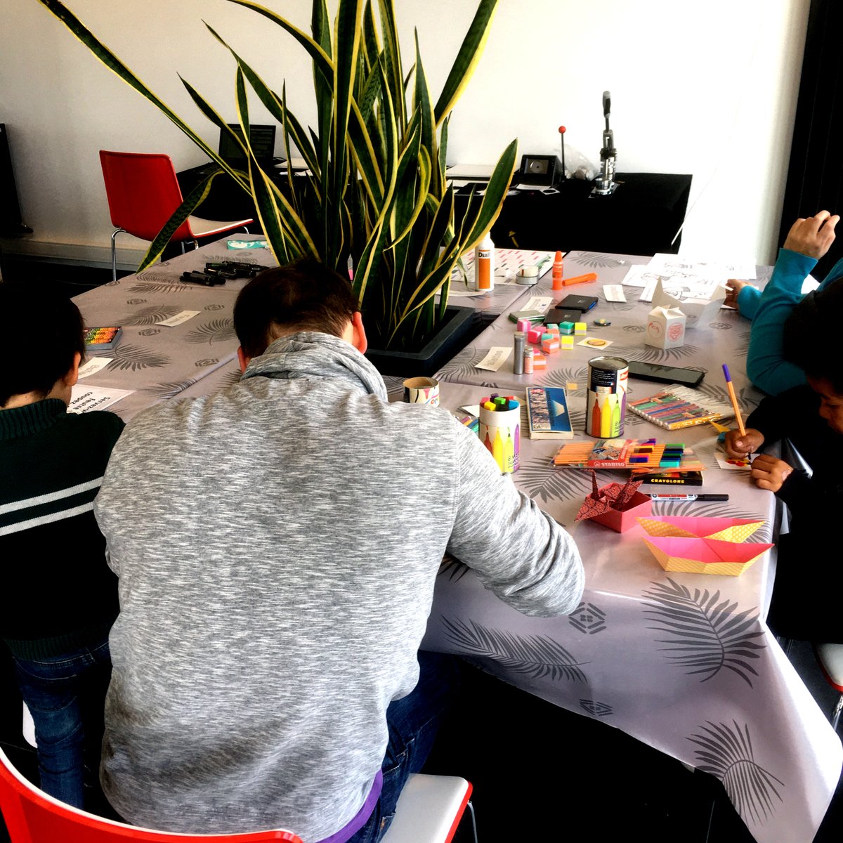 Ambiance familiale et conviviale, en sympathiques compagnies samedi dernier lors de l'atelier des Chats Cosmiques Tracez, coloriez, coupez, collez, etc. pour une Journée à l'heure japonaise à la Maison de l'International à #Brest