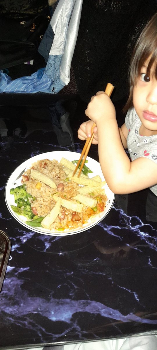 昨天幫兒子準備點心
兩個全麥超大饅頭
我自己小肉包一個
兒子說我吃他的
他說要吃三個
根本沒管自己媽死活
以後好吃我自己吃就好 https://t.co/uxdtM8zFbt