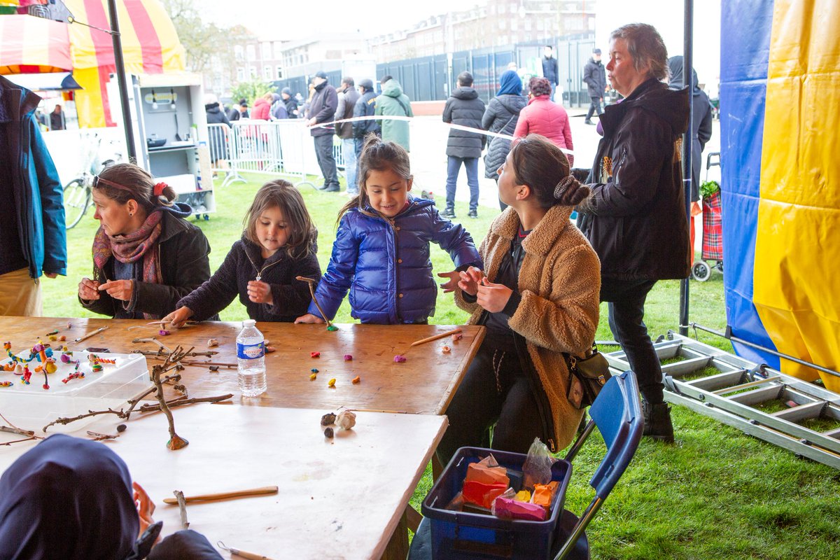 milieucentrum's tweet photo. De #Kleurbende van 't #Volkstheater trekt mee met de #energieboxen van plein naar plein. Lekker knutselen met natuurlijke materialen samen met kunstenaars uit de wijk. Zaterdag 9 april op 't #Noordplein ‼️ https://t.co/85yyhtugQI