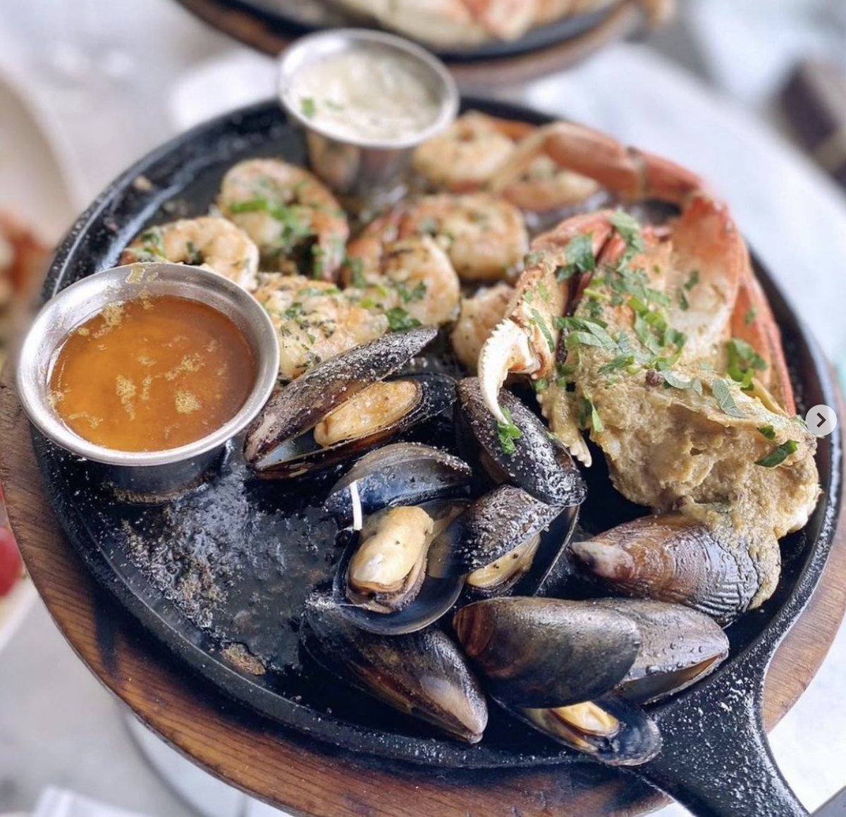SFPort's tweet photo. Break out the bibs! It's all about crab at the @CrabHousePier39 for #sfrestaurantweek. Their prefix dinner menu is full of delectable crab options that are sure to hit the spot. Top it off with dessert included, and your weekend is made! π¦ π @PIER39 https://t.co/NWQJlS4ivA