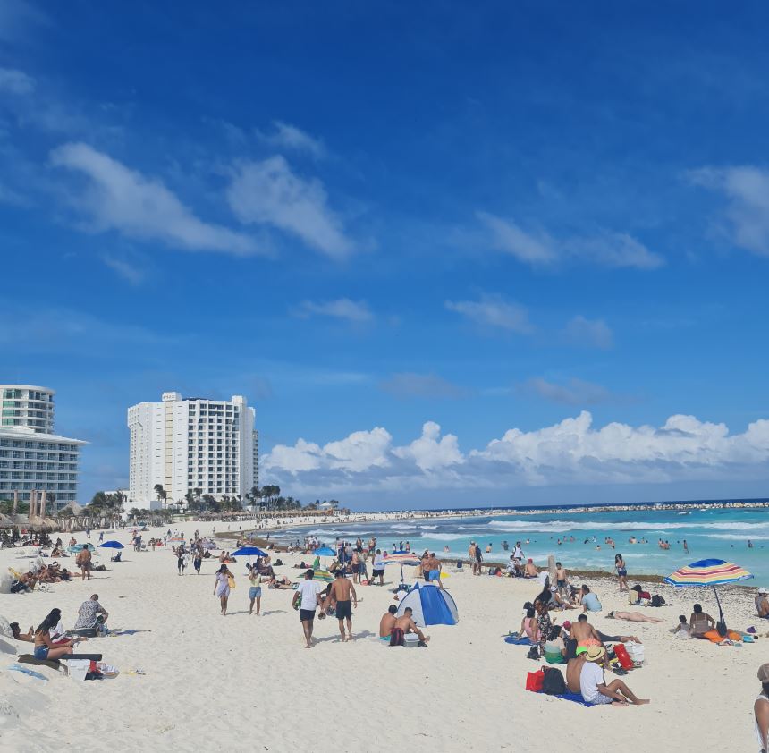 Great_Vacations's tweet photo. And this is how we live a #Cancun vacation ☀️🌊😎
#HappyMonday  #family #worththewait https://t.co/5cUF5j2QZF