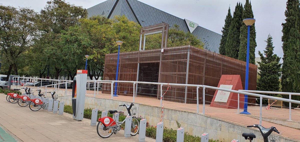 Firmamentum_es's tweet photo. Firmamentum está terminando la ejecución del hub multiservicios Hm2 en la isla de la Cartuja (Sevilla). Aparcamiento y carga de bicis y patinetes, zona de descanso para peatones, taquillas privadas, dockers de Amazon y hasta alquiler de Powerbanks.#MovilidadSostenible https://t.co/HKNa2vuwCe
