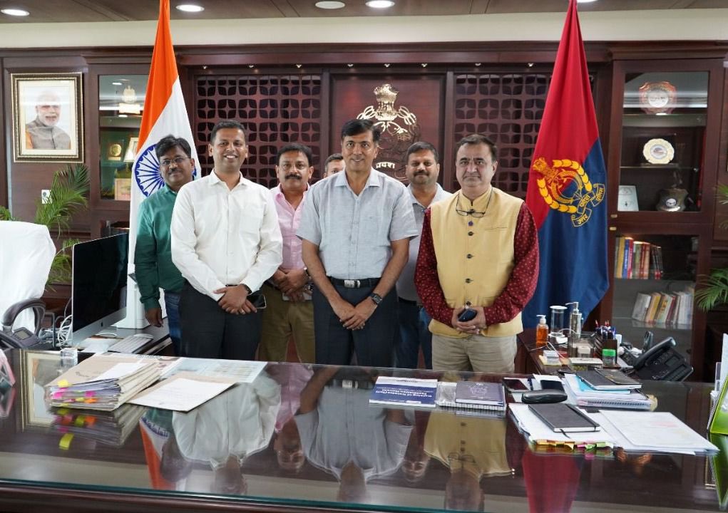 Uppolice's tweet image. A delegation of @UNICEFIndia &amp;amp; @cyberpeacengo met  @dgpup today to discuss the modalities of training for #CyberHelpDesk of every Police stn. 
DGP asked @CyberVineet, @tandonrakshit &amp;amp; Adl SP #socialmedia @upcoprahul to come up wth a blueprint for developing a centre of excellence
