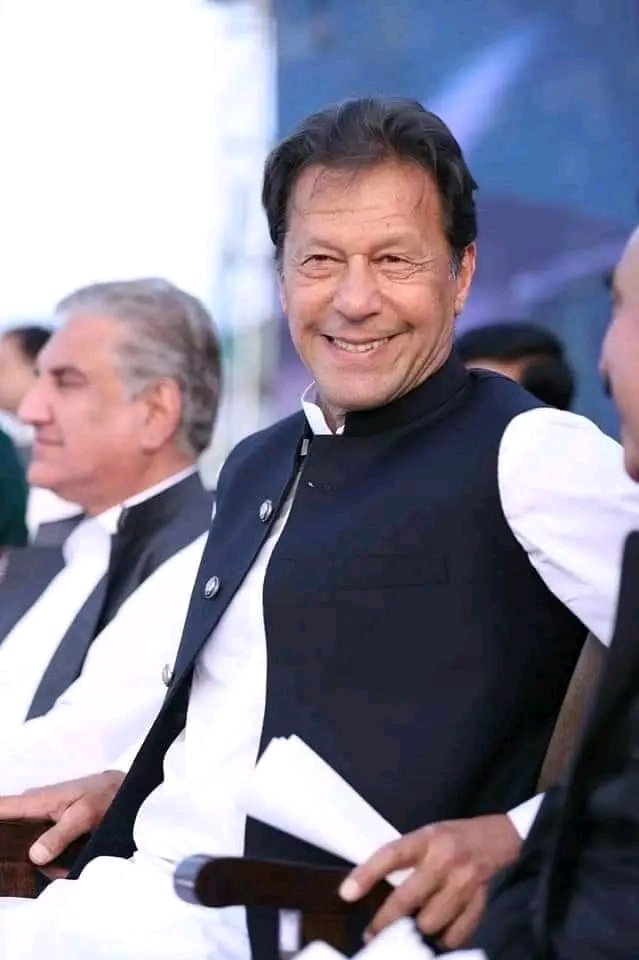 aust0owar's tweet photo. 1)
عمران خان در مسائل افغانستان،  «اجندای پنهان*» داشت. همان پدیده شومی که وطن ما را به این روز رسانده و بوی زننده فاشیسم و  «مخلفاتش» از آن ساطع می شود. 

این اجندا، با اجندای آمریکا و پنجاب حتا، همخوانی نداشت. پاکستان اگر بر محور پنجاب بگردد، با نقطه نظرات ما نزدیکتر است. https://t.co/mdmedLbCkE