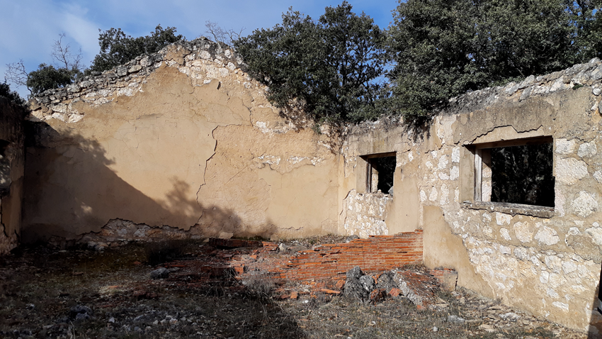 GuerraenlaUni's tweet photo. Hoy empezamos un proyecto arqueológico en un sitio increíble: la Casa del Guarda de Jadraque (Guadalajara): campo de concentración, de trabajos forzados y base militar franquista. Hoy os hablo de la base. Van ocho tuits con ocho historias:-> https://t.co/d2NFwgI3De
