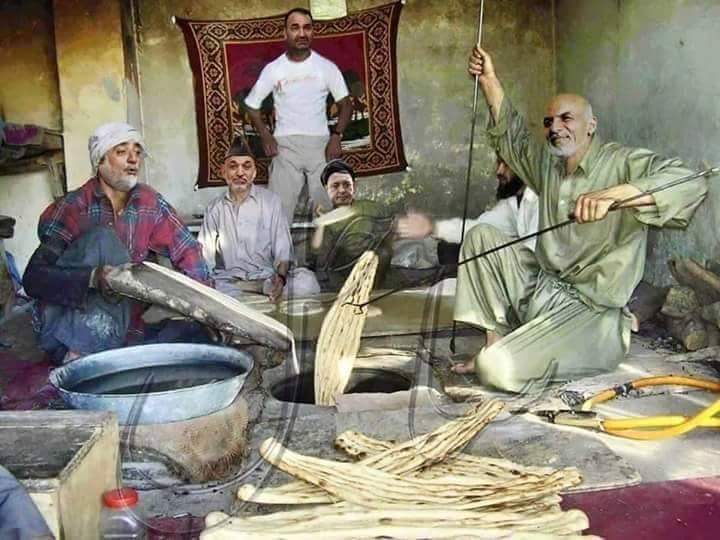 aust0owar's tweet photo. 2)
مگر اینکه آنقدر لوده باشند که منافع ملی خود را باژگونه درک کنند!  خلیلزاد، پس از دیدار با روح پنجاب( قمر باجوه) پیام آمریکا را اینگونه گفت: 
«افغانستان به سیستم حکومت غیر متمرکز نیاز دارد‌».
این یعنی آب ما و این، «خان»، در یک جوی نمی رود. فیدرالیسم برای پاکستانی حیاتی ترست https://t.co/Lhx9JTqg0D