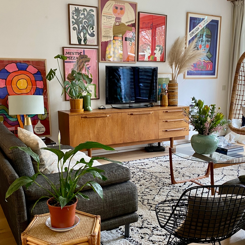 26Projekt's tweet photo. Welcome to a corner of my living room! It might be a bit gloomy outside but it's so lovely to have evening light again :)

#polishposter #lvngroom #gallerywall #cornerofmyhome #livingroomgoals #myeclecticmix #myvintagehome #mymidcenturymix #colourstylehome #styleithappy #art https://t.co/TpbDX12PmR