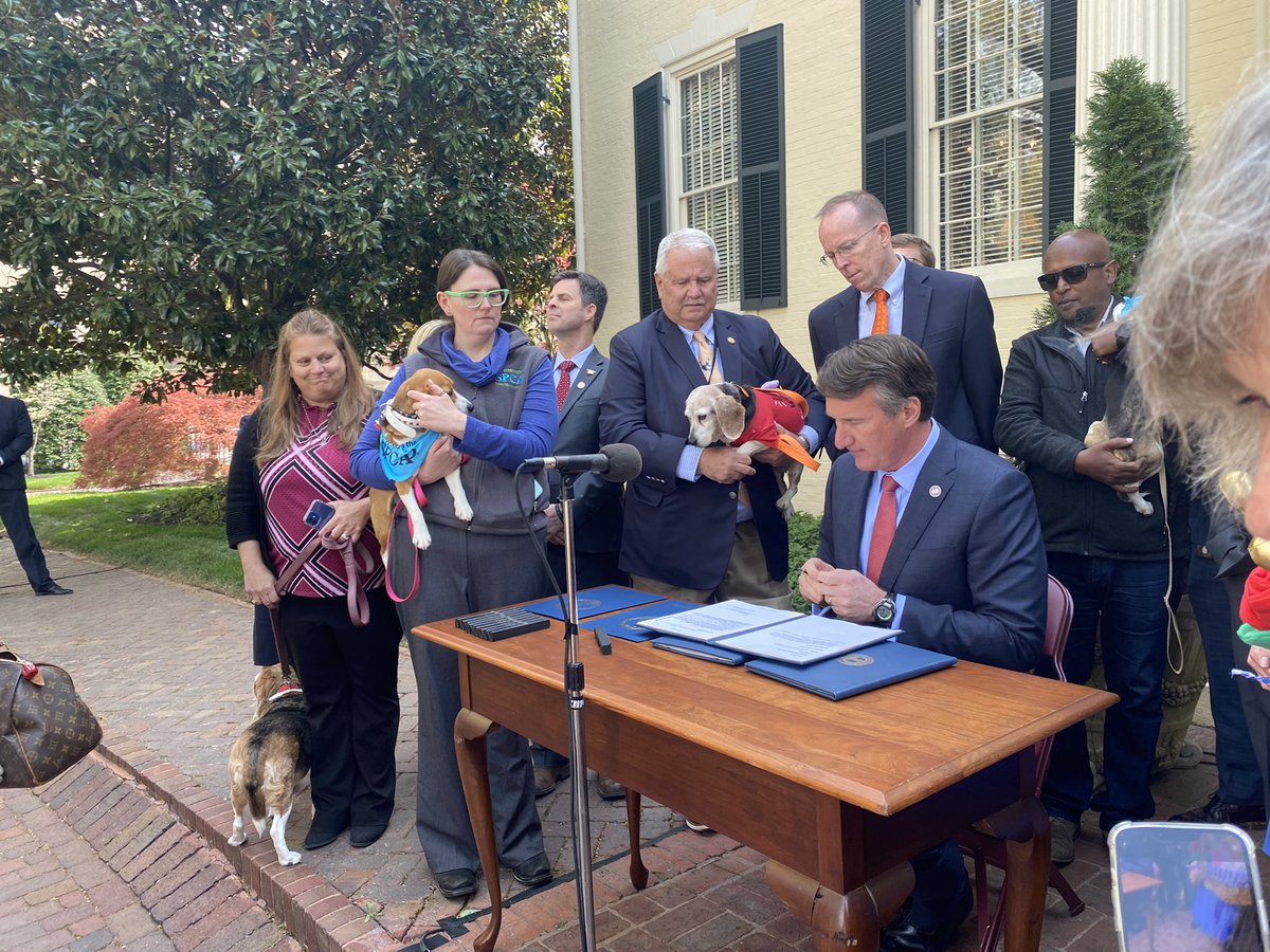 ParkerSlayVA's tweet photo. Favorite bill signing ever! @GovernorVA https://t.co/EL27DQ1mZk