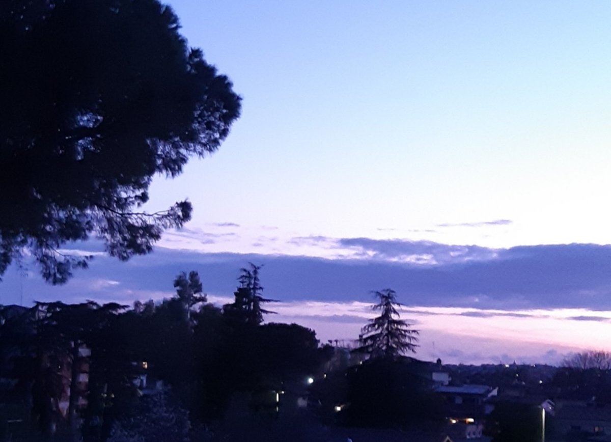 paola140021's tweet photo. "Quando scende la sera, ci sono sempre alcuni istanti che non assomigliano a nient’altro".
{Robert Musil}
📸 mia
#aprilsky https://t.co/9t73YwjW8h