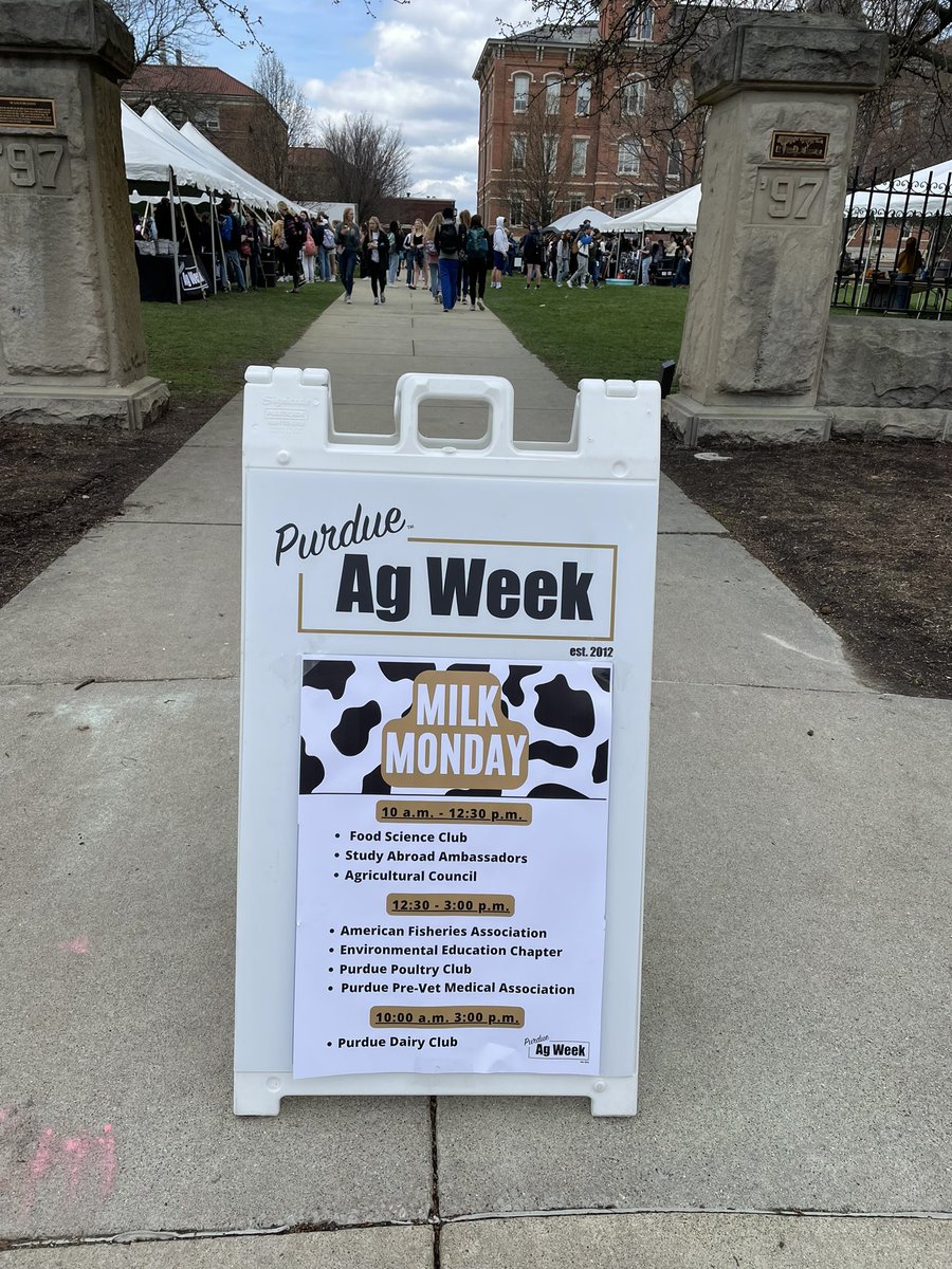 PurdueAgDean's tweet photo. The line was long for grilled cheese and milk provided by our @PurdueDairyClub members as part of Milk Monday for @PurdueAgWeek. https://t.co/O8hdVUhUjV