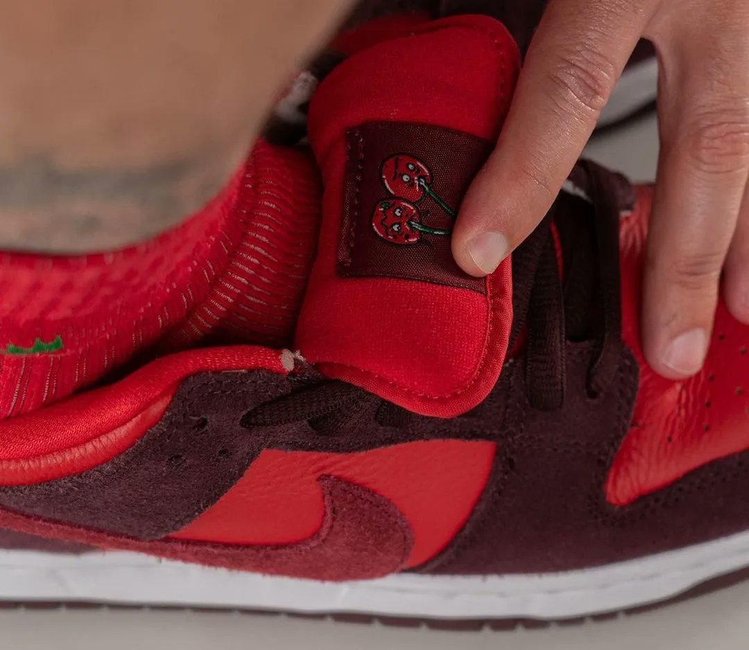 JustFreshKicks's tweet image. Nike SB Dunk Low “Cherry” Releasing for 4/20 🍒 bit.ly/35bPgFT